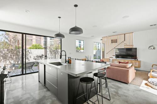 Rooftop Deck, DT City Views, Modern Eastside Oasis, Austin (foto 8)