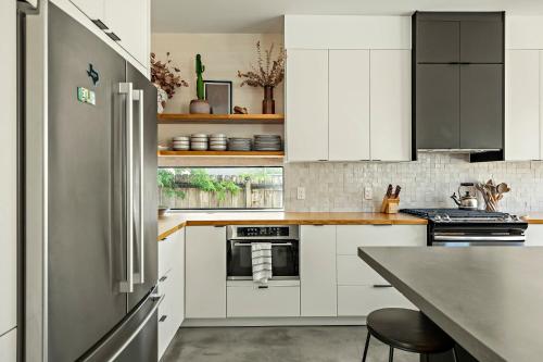 Rooftop Deck, DT City Views, Modern Eastside Oasis, Austin (foto 6)