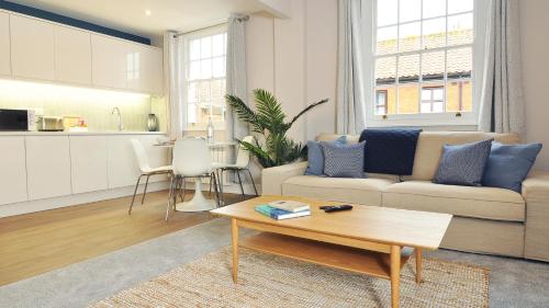 кухня, Trident Court Apartments in Тонтон