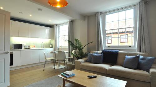 кухня, Trident Court Apartments in Тонтон