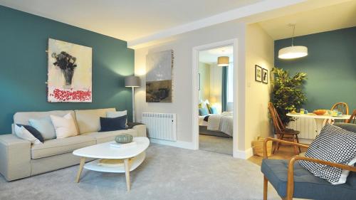 Trident Court Apartments in Тонтон