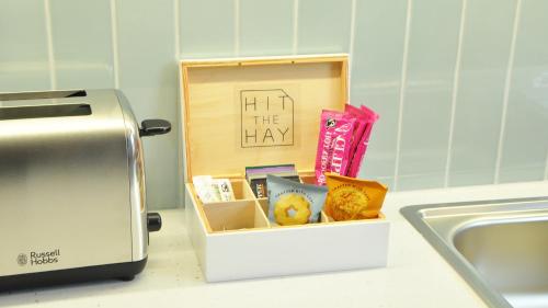 кухня, Trident Court Apartments in Тонтон