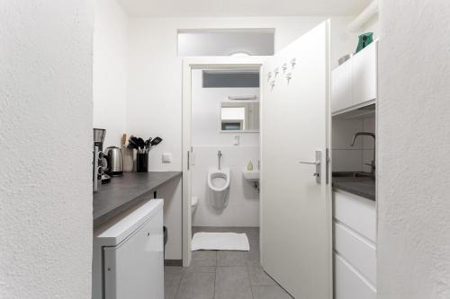 Global Living - Design Apartment I Central I Beamer I Kitchen I Terrace I Berlin, Berlin (photo 4)