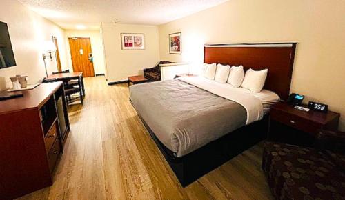 1 king bed, 1 sofa bed