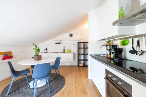  Modern Apartment with double terrace and parking, Unterkunft in Alba