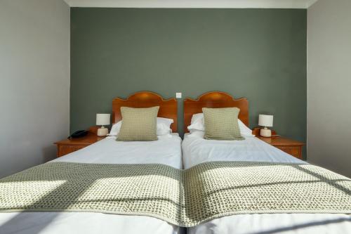 2 twin beds