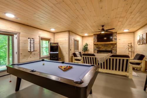 Cabin with Hot Tub and Sauna 5 Mi to Dtwn Blue Ridge! in Blue Ridge, USA