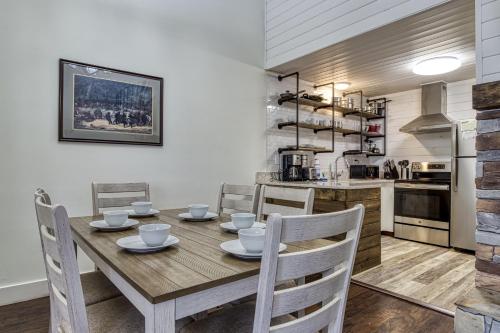 Gatlinburg Mountain Townhome with Pool Access! in Gatlinburg, USA