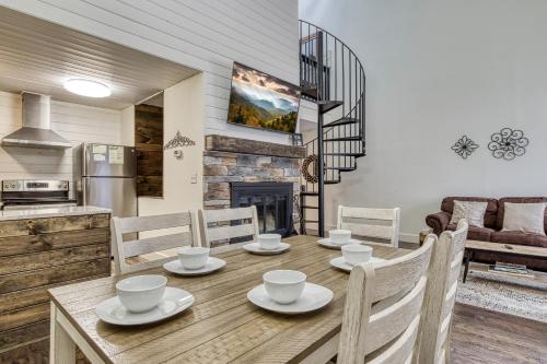 Gatlinburg Mountain Townhome with Pool Access! in Gatlinburg, USA