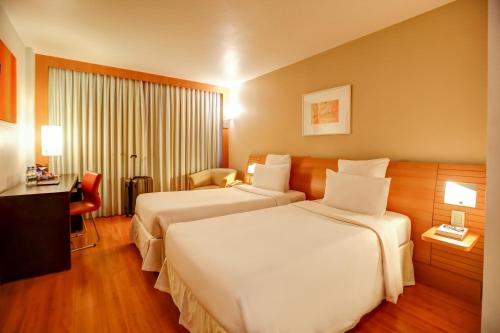 Superior Twin Room image 7