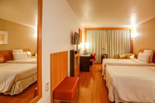 Superior Twin Room image 6