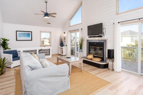 Oceanside with Pool Hot Tub and Updated Interior - image 4