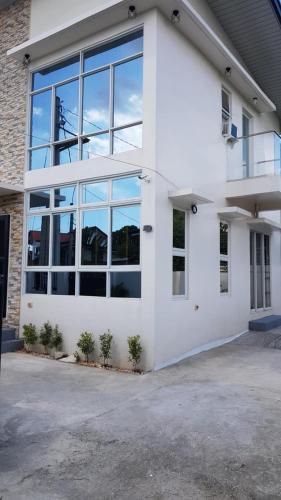 The WhiteHouse Inn (open space,,garden,garage) in Calumpit