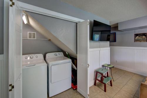 Third Row Whalehead Home with Pool and Spa Sleeps 22 - image 2