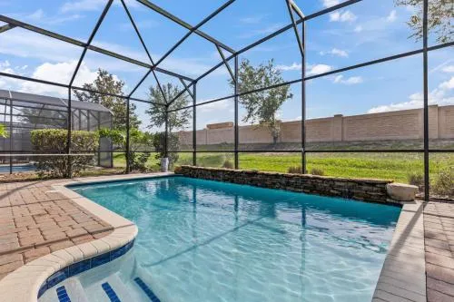 Immaculate Family Home - 7 Bed - with an Amazing Waterfall Pool photo 2