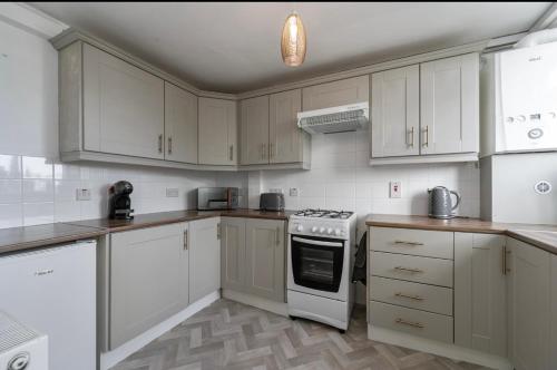 設施, Sleek 2 Bedroom Apartment in 高速公路區
