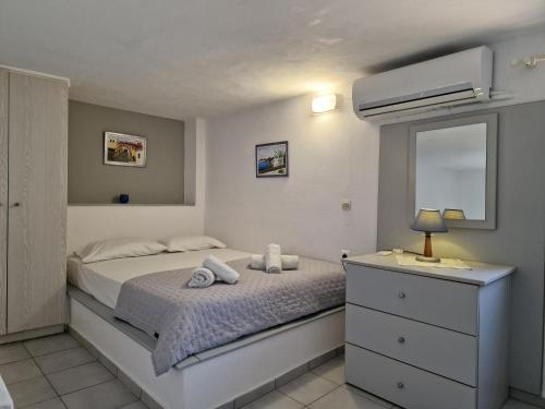 1 double bed, 2 twin beds