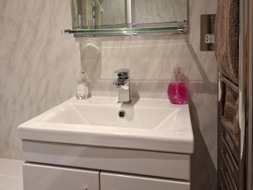 Black Stair Room - En Suite in เฮเลนส์โบ่