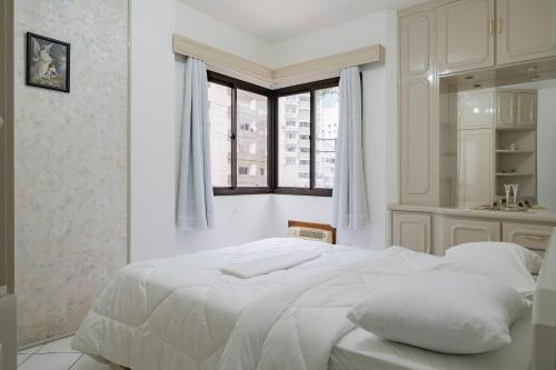 Apto c/ varanda a 250m Praia Central ERJ101