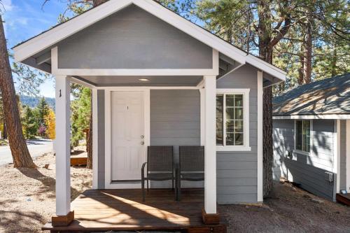Baby Bear - A delightful studio style property in the perfect central location! in Big Bear Lake, USA