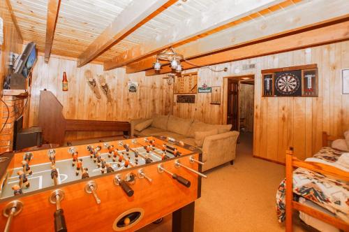 Big Wood Pines - Relaxing home with a large fenced yard for your furry friends to enjoy! in Big Bear City, USA