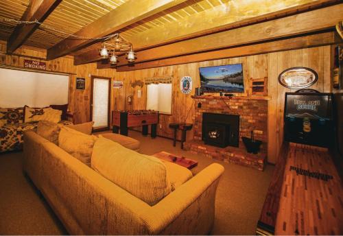 Big Wood Pines - Relaxing home with a large fenced yard for your furry friends to enjoy! in Big Bear City, USA