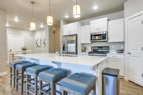 Resort Pool and Hot Tub Modern Condo in St George! in 聖喬治國家公園