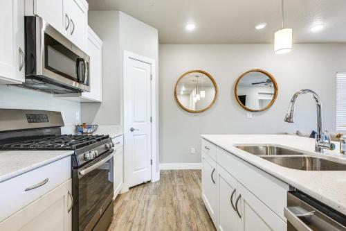 Resort Pool and Hot Tub Modern Condo in St George! in 聖喬治國家公園