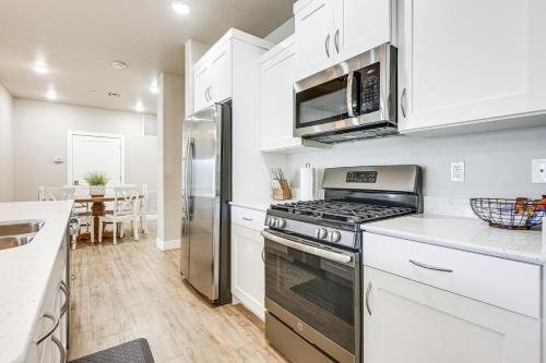 Resort Pool and Hot Tub Modern Condo in St George! in 聖喬治國家公園