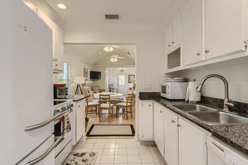 Nini's Cottage 4bd-3ba - Private Pool - Parking - image 10