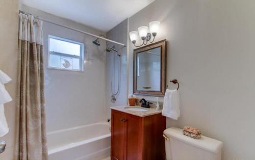 Nini's Cottage 4bd-3ba - Private Pool - Parking - image 7