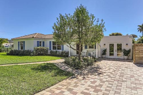 The Glenn House - Gather Poolside in a Breezy South End Getaway