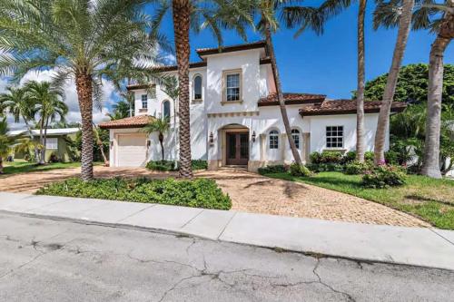 Gregory Place - Dine Alfresco by the Pool in South End Sophistication