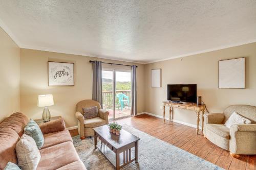 5 Mi to Silver Dollar City Condo with Pool Access