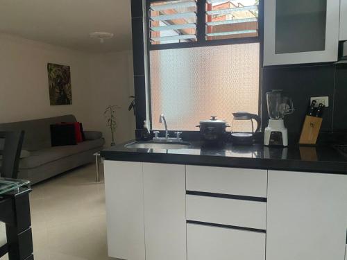Apartamento renovado parque La Floresta reserva minimo de 21 dias - image 5