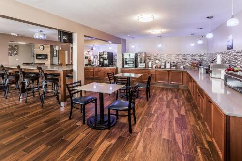 Super 8 by Wyndham Iowa City/Coralville - image 10