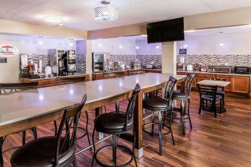 อาหารและเครื่องดื่ม, ซูเปอร์ 8 บาย วินด์แฮม ไอโอวา ซิตี้/คอรัลวิลล์ (Super 8 By Wyndham Iowa City/Coralville) in คอรัลวิลล์ (IA)