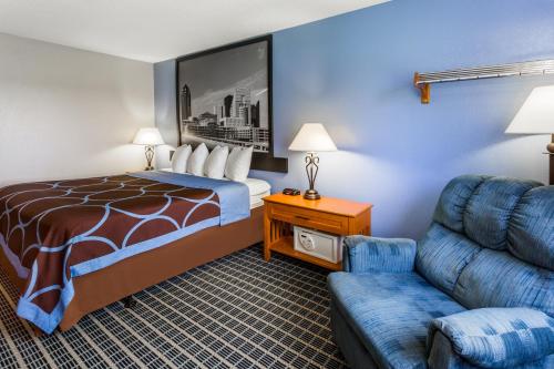 Super 8 by Wyndham Iowa City/Coralville - image 8