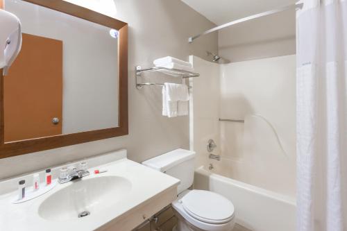 Super 8 by Wyndham Iowa City/Coralville in Coralville, USA