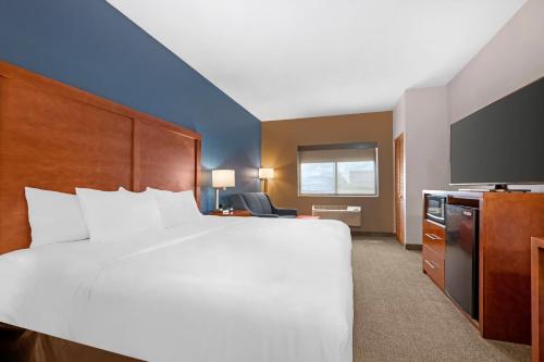 Comfort Inn & Suites North Greenfield in Greenfield
