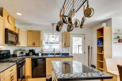 Downtown Brevard Home: Walk to Bars & Breweries! in Bravard (Észak-Karolina)