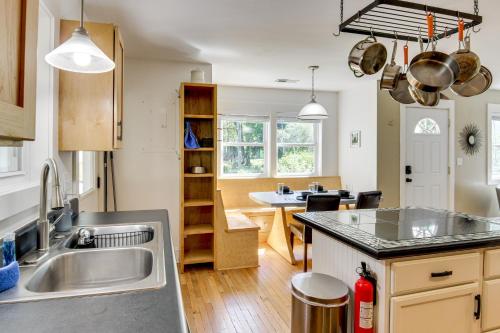 Downtown Brevard Home: Walk to Bars & Breweries! in Bravard (Észak-Karolina)