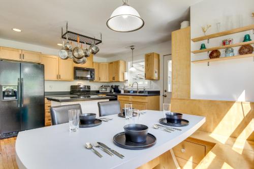 Downtown Brevard Home: Walk to Bars & Breweries! in Bravard (Észak-Karolina)