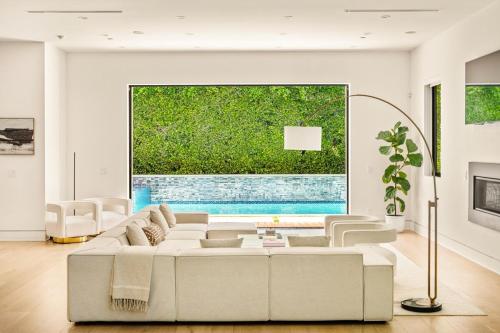 Luxurious Retreat - Modern House with Pool in Los Angeles, USA