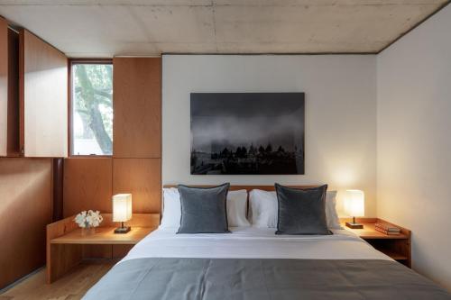 Deluxe King Room image 3
