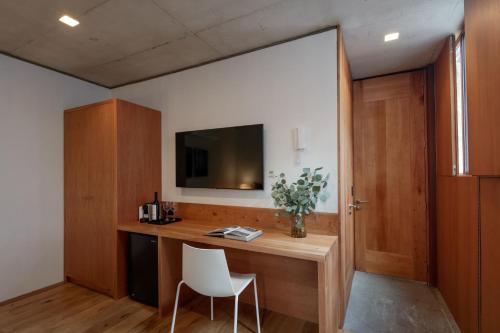 Deluxe King Room image 2