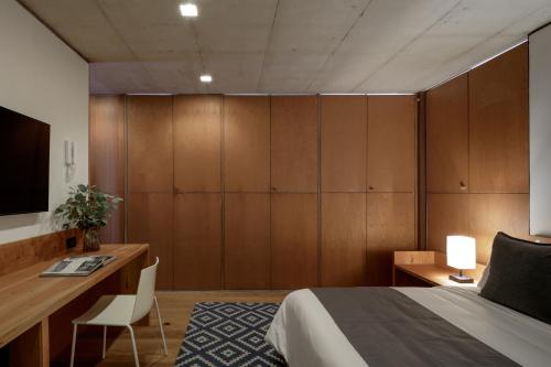 Deluxe King Room image 6