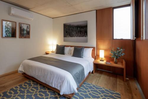 Deluxe King Room image 8