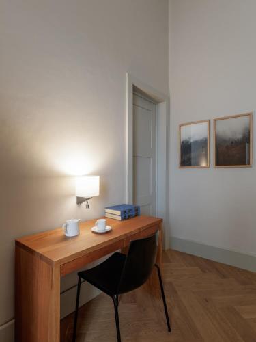 Deluxe Queen Suite image 5