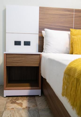 Standard Queen Room image 9